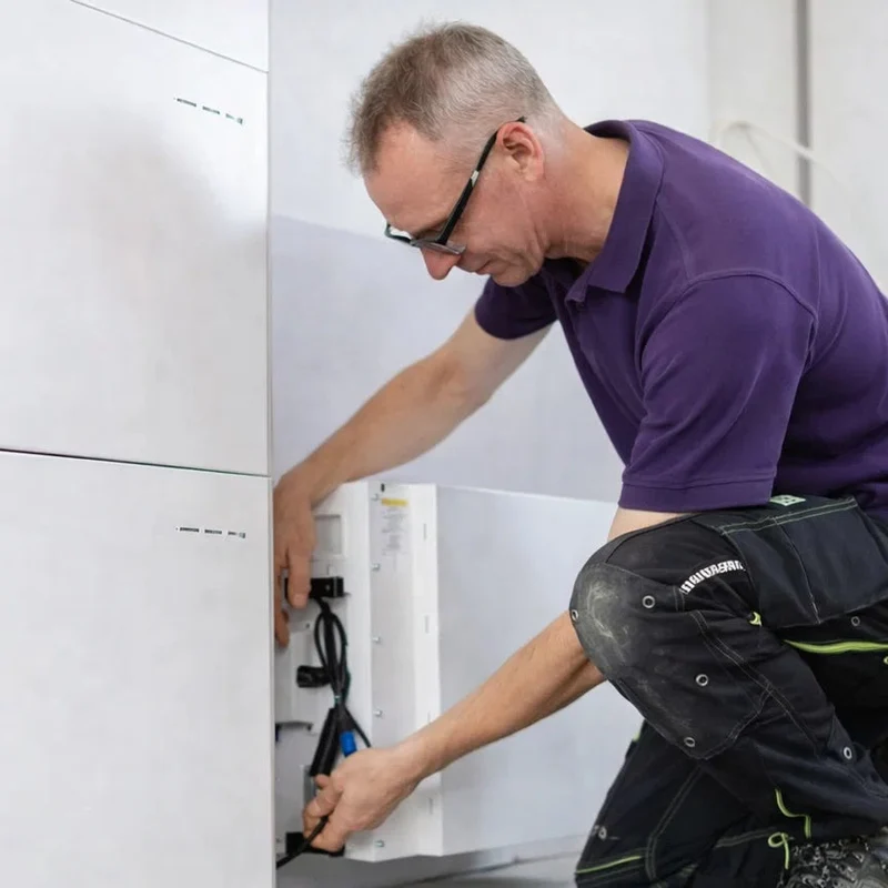 Installateur sluit een thuisbatterij aan in een woning