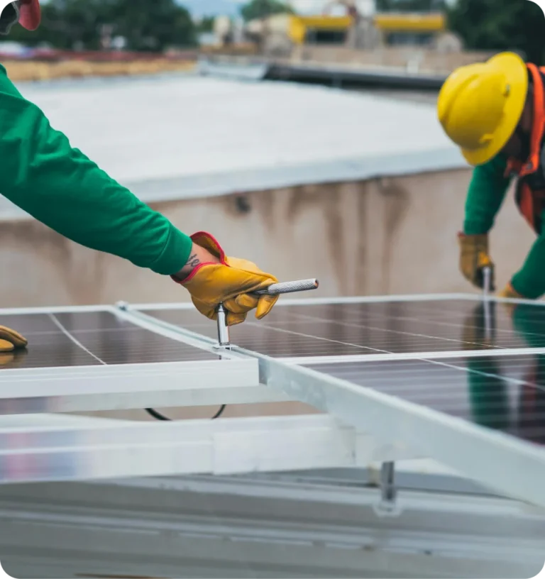 Monteurs bevestigen zonnepanelen op een plat dak