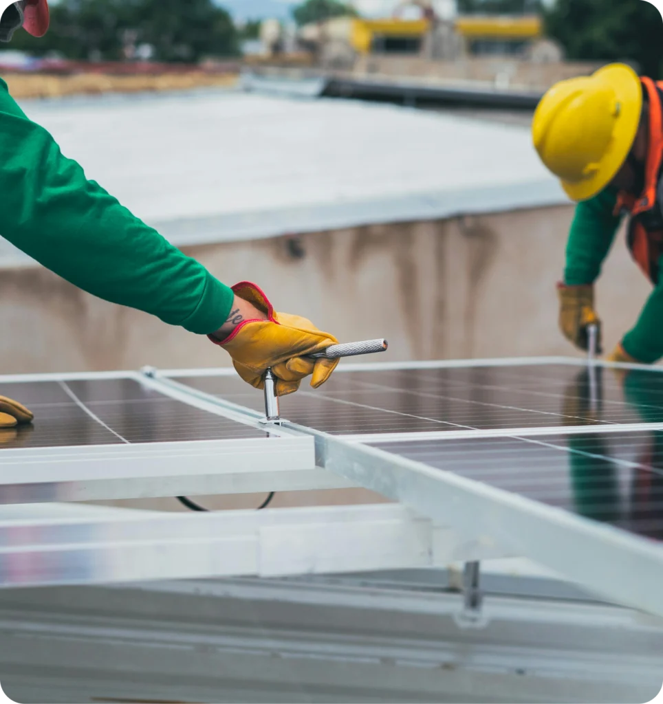 Monteurs bevestigen zonnepanelen op een plat dak